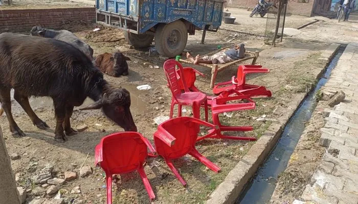 दूल्हे की गोद में रुखे रुपये उठाने को लेकर हुआ विवाद, वरमाला के बीच चली कुर्सियां, फिर हुआ ये