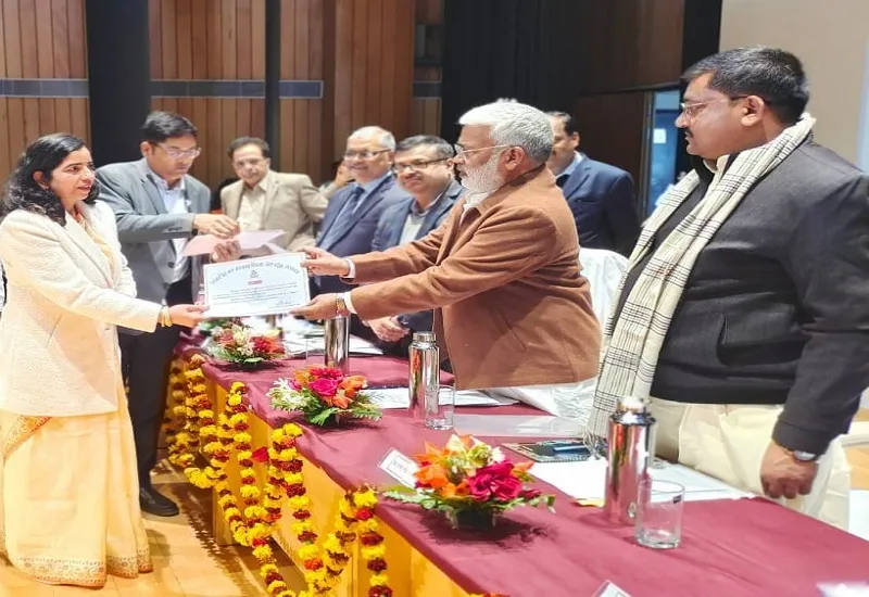 मुरादाबाद : उत्कृष्ट योगदान के लिए सिंचाई विभाग की जूनियर इंजीनियर कुमुद राजपूत सम्मानित