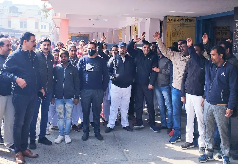 मुरादाबाद : जिला अस्पताल में हुए हंगामे ने पकड़ा तूल, स्वास्थ्य कर्मियों ने कार्य बहिष्कार कर जताया विरोध...भटके मरीज 
