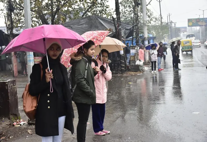 मुरादाबाद : बारिश ने बढ़ाई ठंड, पारा गिरने से ठिठुरे लोग