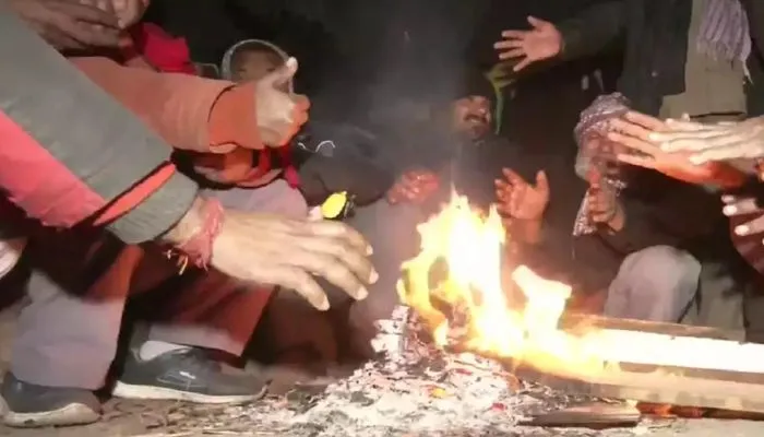 Kanpur में 235 जगहों पर जला अलाव, नगर विकास मंत्री के आदेश पर नगर निगम ने बढ़ाया अलाव के स्थान 