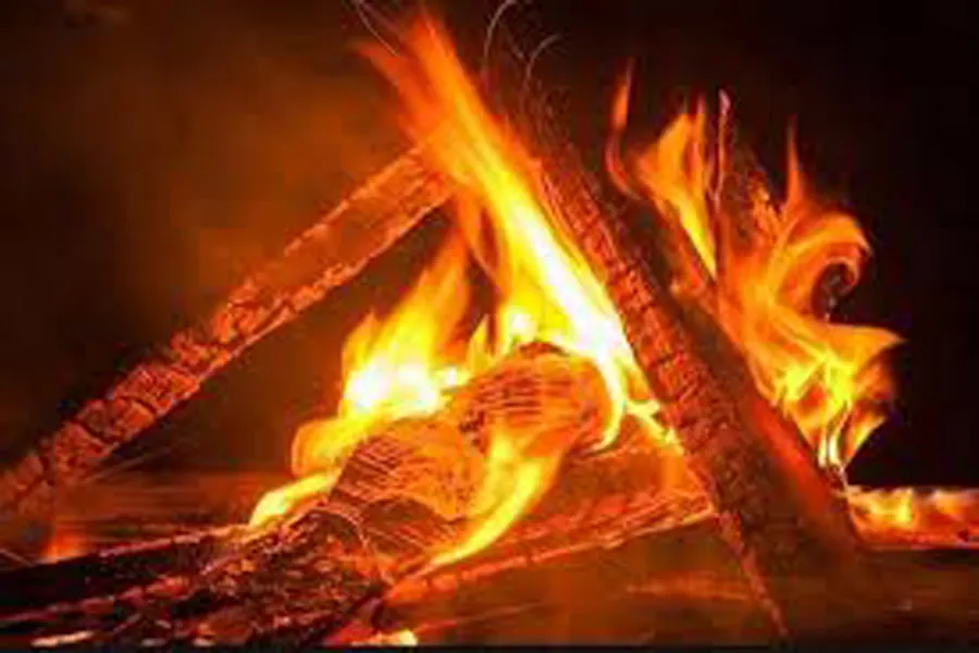 पीलीभीत में दुखद हादसा: अलाव में गिरकर 78 साल के बुजुर्ग की मौत