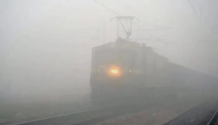 Fog Effect : भुवनेश्वर, सियालदह राजधानी और गोमती एक्सप्रेस सहित ये ट्रेनें लेट, यात्री हो रहे परेशान
