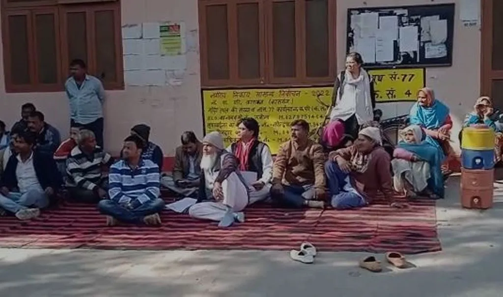  कासगंज: पालिका में अनियमितता का आरोप लगा सफाई कर्मियों ने किया प्रदर्शन, एसडीएम सदर को सौंपा ज्ञापन