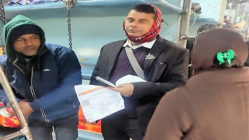 मुरादाबाद : ट्रेनों में अनियमित यात्रा करते 90 लोग पकड़े, वसूला 44,000 रुपये का जुर्माना