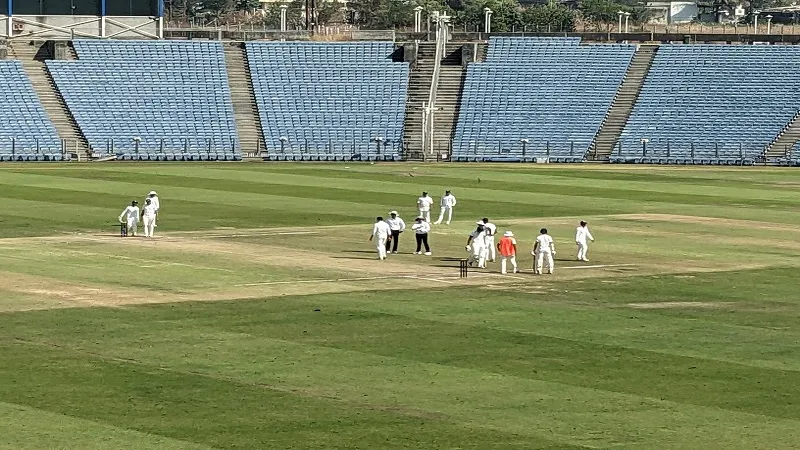 जब मैदान में गिरने लगी राख, मैच छोड़कर बाहर भागे भारतीय खिलाड़ी !