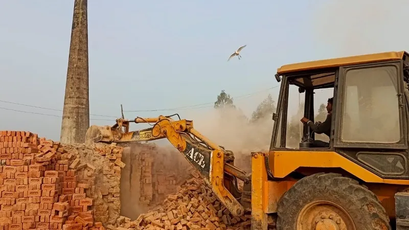 संभल: अवैध ईंट भट्ठों पर चला प्रशासन का बुलडोजर, अधिकारियों ने की कार्रवाई