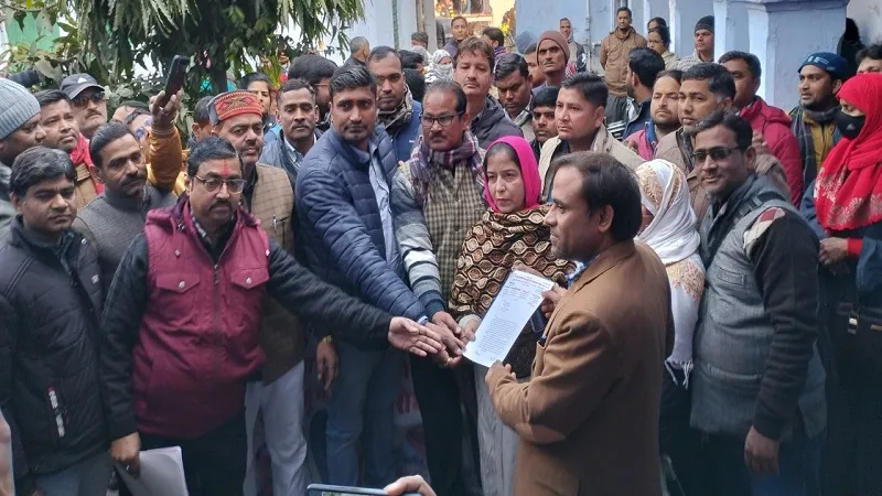 संभल: वेतन कटौती के विरोध में शिक्षकों का धरना-प्रदर्शन