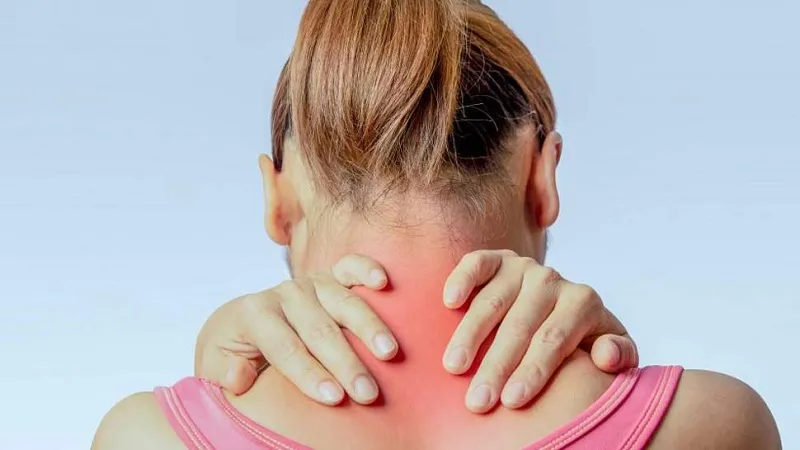 मुरादाबाद : मोबाइल और पढ़ने का गलत तरीका बना रहा सर्वाइकल का शिकार