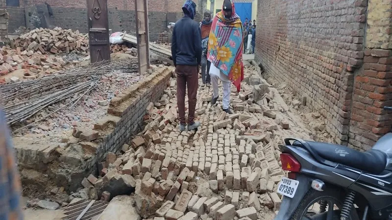 अमरोहा : सामान लेने जा रही युवती की दीवार में दबकर मौत, परिजनों ने लगाया रंजिशन हत्या का आरोप