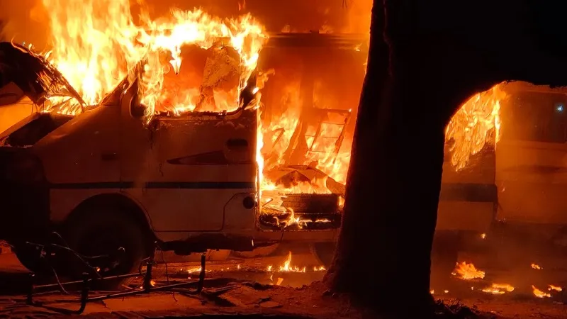 संभल: वेल्डिंग करते समय गैस सिलेंडर लीक होने से ईको में लगी आग, अफरा-तफरी