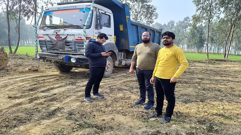 मुरादाबाद: अवैध खनन की शिकायत पर पहुंचे उप जिलाधिकारी, पोकलैंड और डंपर सीज