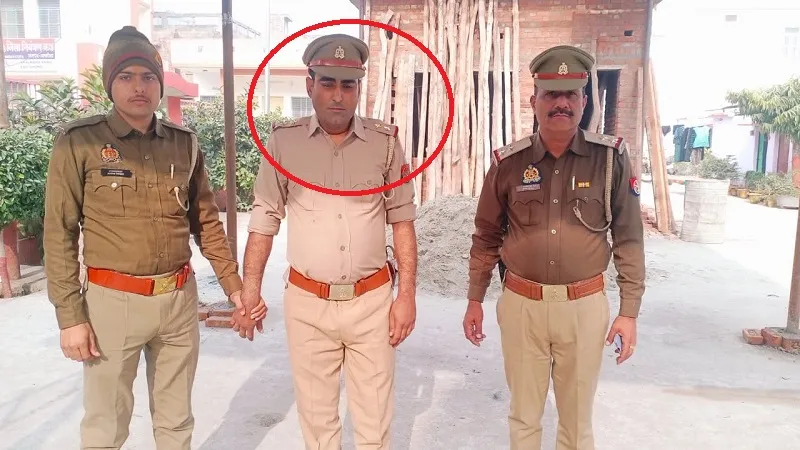 अमरोहा : खाकी वर्दी पहन ठगी करने वाला फर्जी दरोगा गिरफ्तार