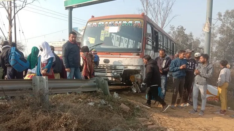 संभल: ट्रैक्टर-ट्रॉली से बचाने के प्रयास में रेलिंग से टकराई बस, 12 यात्री घायल