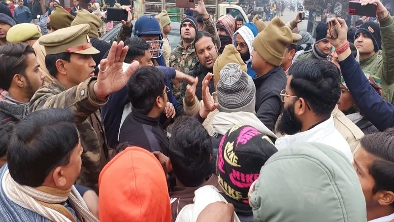 संभल : मंदिर में मूर्तियां खंडित करने पर भड़के लोगों ने थाना घेरा