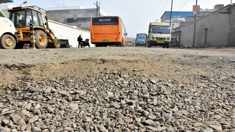 मुरादाबाद : डबल फाटक पुल बंद, हिचकोले खाते वैकल्पिक मार्गों से गुजरेंगे वाहन