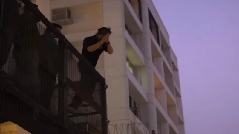 Shah Rukh Khan: 'पठान' के Hit होने पर शाहरुख खान ने 'मन्नत' की बालकनी में फैंस को दिया सरप्राइज, कहा- 'थैंक यू'