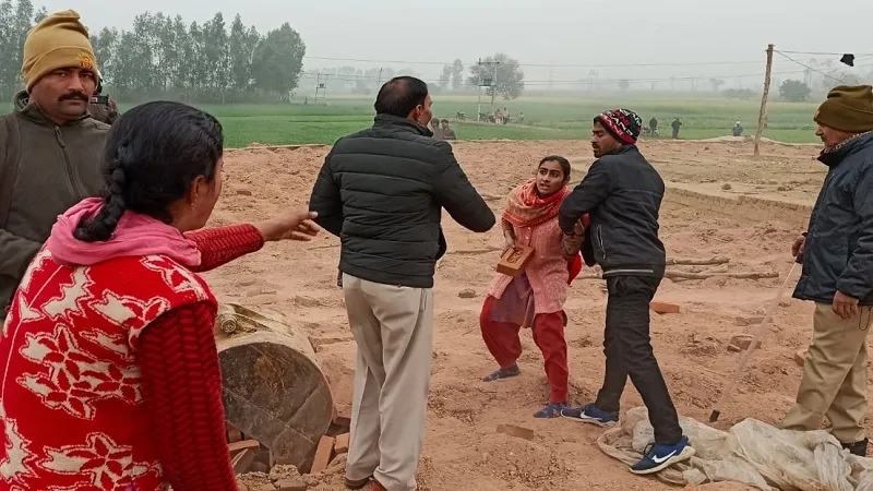 संभल : भट्ठे पर कार्रवाई के विरोध में जेसीबी चालक पर तानी ईंट, तीन हिरासत में