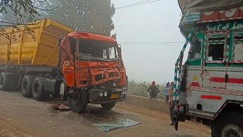 संभल: घने कोहरे में कंटेनर और ट्रक भिड़े, चालक घायल