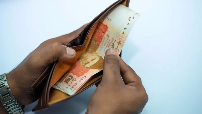 पाकिस्तान की बिगड़ी अर्थव्यवस्था, केंद्रीय बैंक के विदेशी मुद्रा भंडार में आई गिरावट 