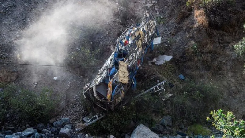 पेरू में यात्रियों से भरी बस खाई में गिरी, 25 की मौत, जांच में जुटी पुलिस 