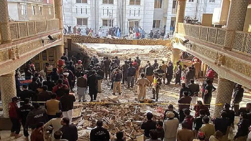 Pakistan: पेशावर विस्फोट में मृतक की संख्या 90 हुई, मस्जिद के मलबे में शवों की तलाश जारी