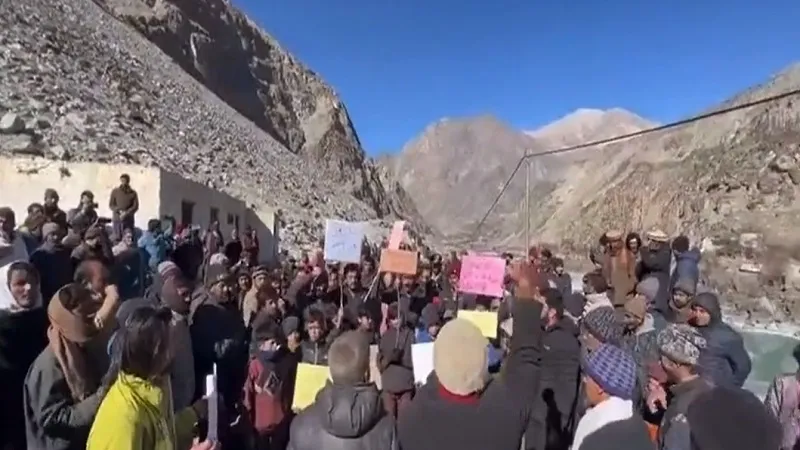 'हमें भारत में मिलना है', Pakistan के खिलाफ सकड़ों पर उतरे लोग... किया विरोध-प्रदर्शन