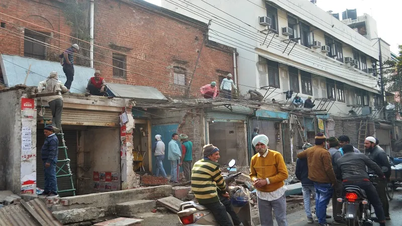 मुरादाबाद : नगर निगम की टीम ने विरोध के बीच हटाया अतिक्रमण, नोकझोंक