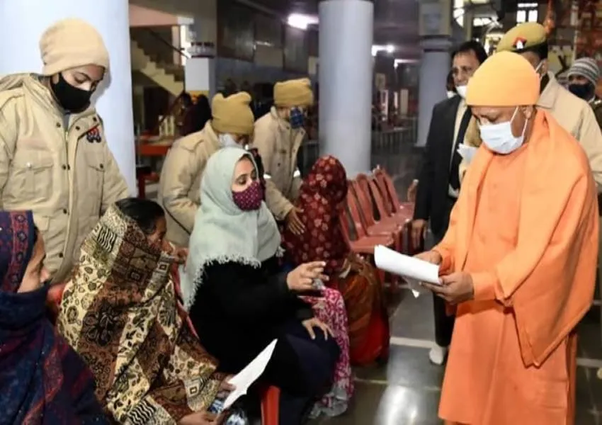 New Year 2023: जनता दर्शन से सीएम योगी ने की नए साल की शुरुआत, सुनी लोगों की फरियाद