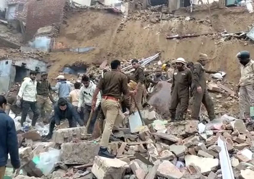 Agra Building Collapse: लखनऊ के बाद आगरा में गिरी चार इमारत,एक बच्ची की मौत,  रेस्क्यू जारी