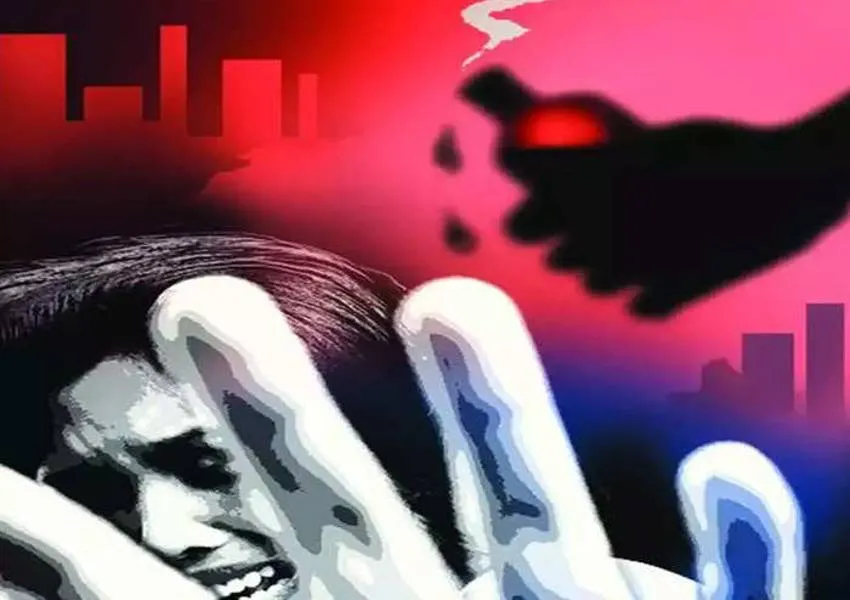 आगरा में सिरफिरे आशिक ने युवती के मुंह पर फेंका टॉयलेट क्लीनर, हेलमेट की वजह से बचा चेहरा