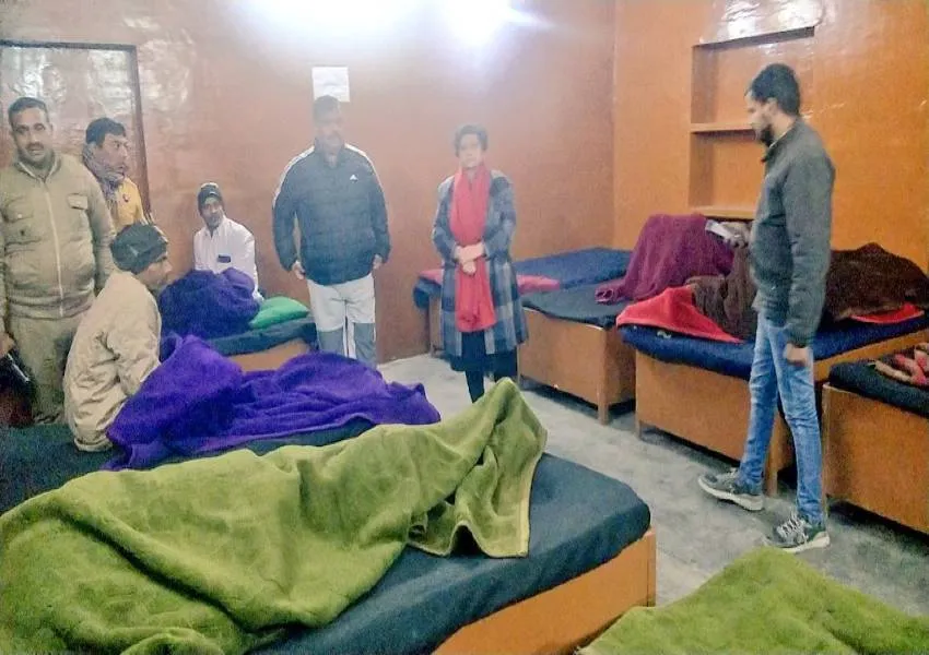 सड़क पर ना सोए कोई बेसहारा... निरीक्षण के दौरान लखनऊ महापौर ने दिये निर्देश