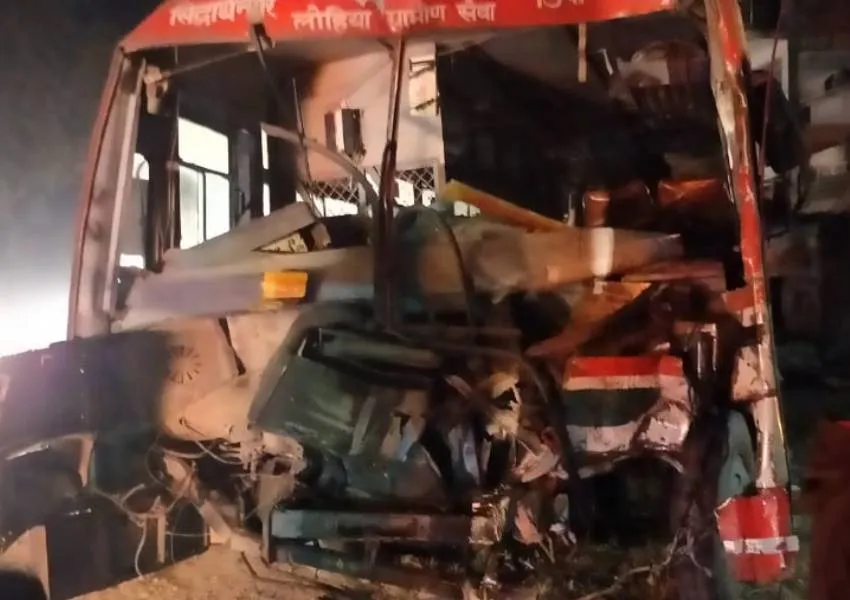 Barabanki News: रोडवेज बस और ट्रक में आमने-सामने हुई भीषण टक्कर, एक दर्जन से अधिक यात्री घायल
