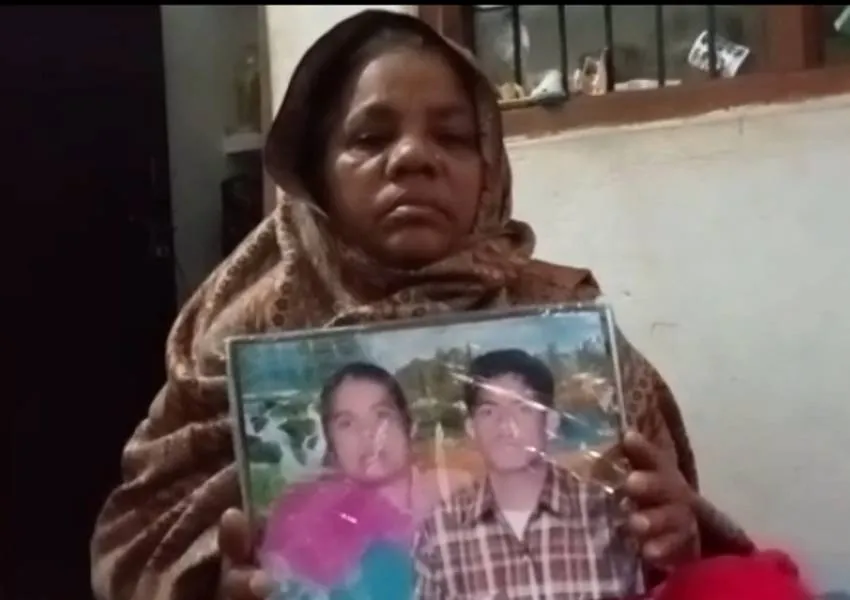 Raebareli: 14 साल से बेटे के इंतजार में पथरा गई बूढ़ी मां की आंखे, CM से लगाई गुहार