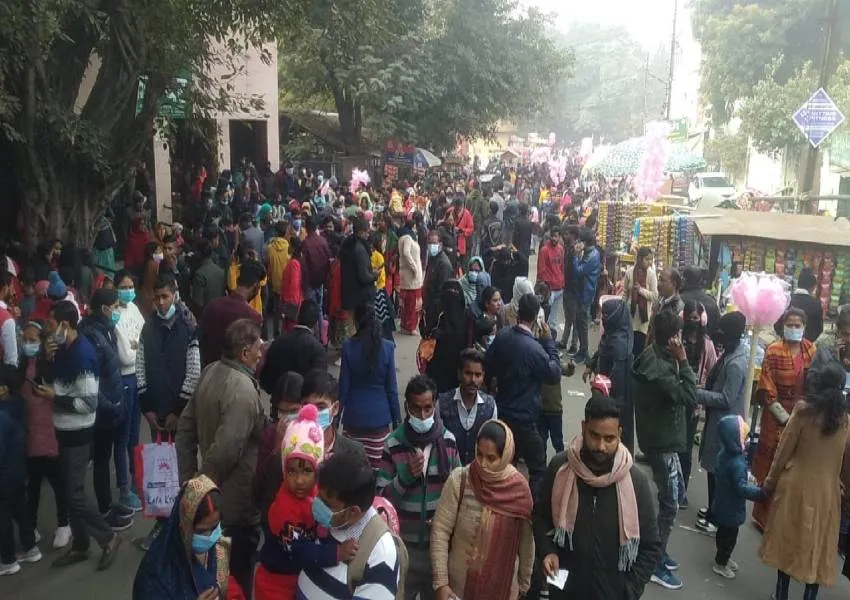 लखनऊ: नव वर्ष पर लखनऊ प्राणी उद्यान में उमड़ी भारी भीड़, कोविड गाइडलाइन की उड़ी धज्जियां  