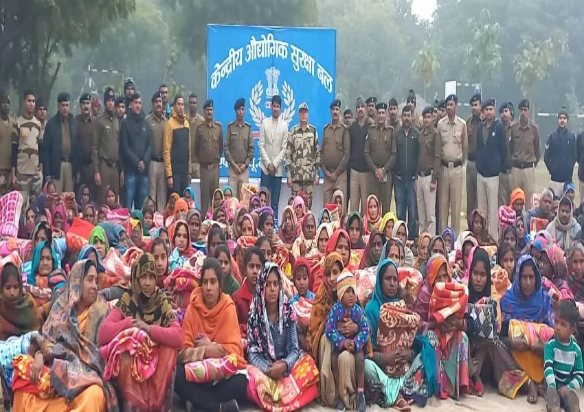 रायबरेली: अर्धसैनिक बल के जवानों ने गांव में जाकर बांटे कंबल 