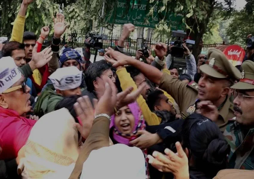 लखनऊ: AAP का 'आरक्षण बचाओ-लोकतंत्र बचाओ' आंदोलन, पुलिस से भिड़े, देखें Video