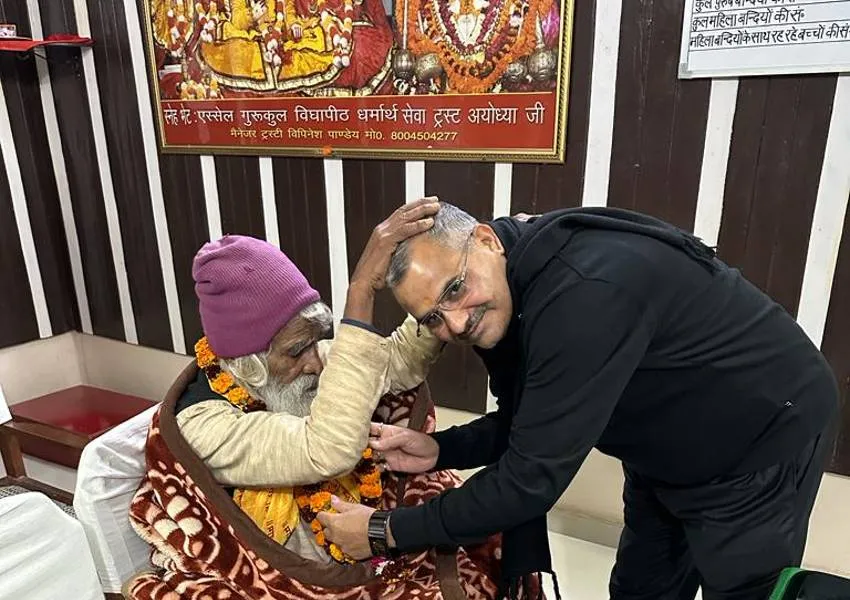 अयोध्या जेल से 98 साल का बुजुर्ग हुआ रिहा तो स्टाफ ने दी भावुक विदाई, वीडियो हो रहा वायरल