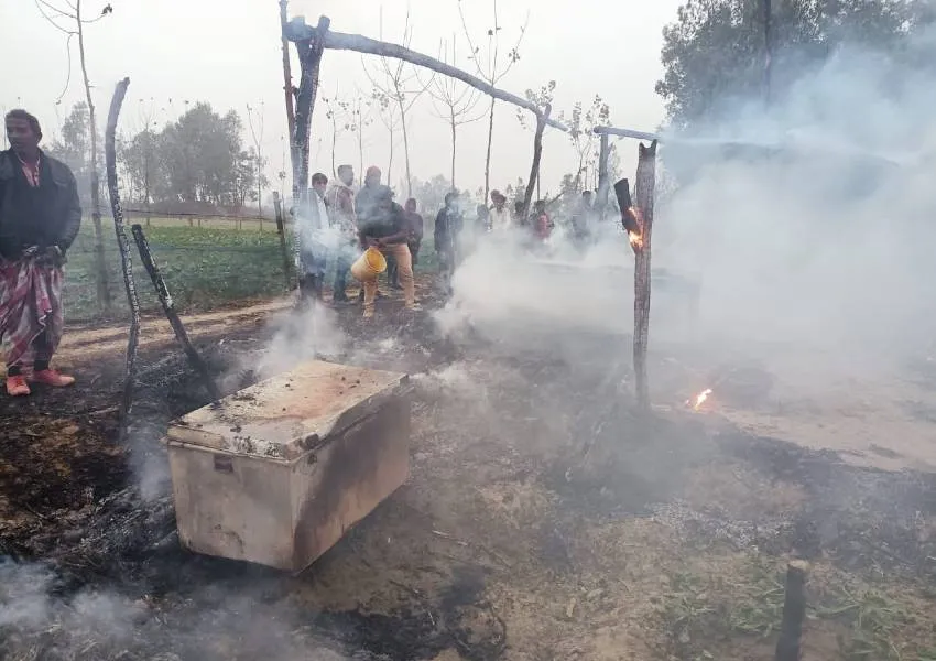 बहराइच: अज्ञात कारणों से लगी आग, तीन घरों की गृहस्थी जलकर हुई राख