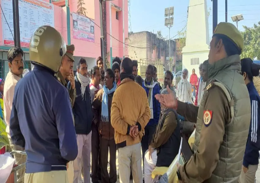 रायबरेली: दोस्तों संग नौटंकी देखने गए युवक का मिला रक्तरंजित शव, परिजनों ने किया हंगामा  