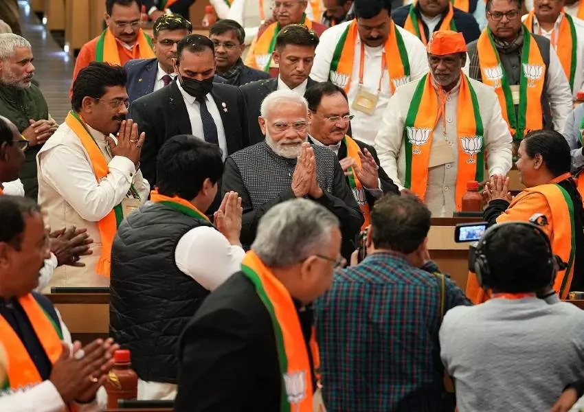 दिल्ली की सर्दी में BJP के सियासी हुंकार ने भरी गर्मी... पढ़े ये स्पेशल रिपोर्ट  