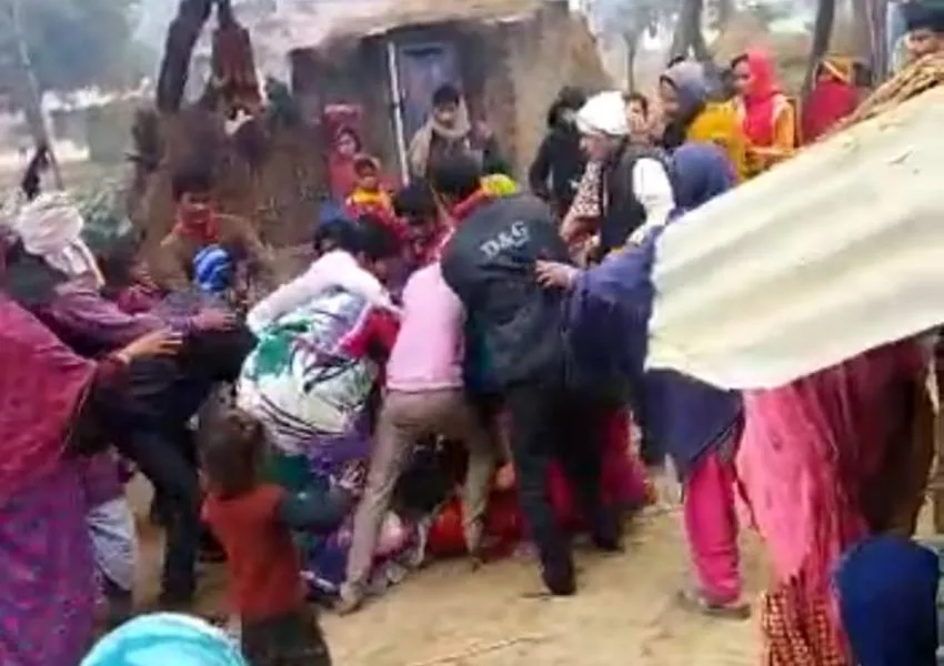 बहराइच का जमालुद्दीन जोत गांव बना अखाड़ा, महिला को महिलाओं और ग्रामीणों ने जमकर पीटा, Video Viral