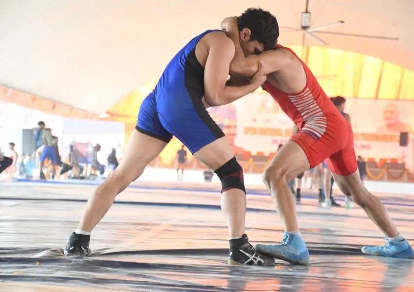 Wrestling Championship: उद्घाटन मुकाबले में यूपी, दिल्ली व हरियाणा के पहलवान जीते, बृजभूषण सिंह ने लिया  तैयारियों का जायजा