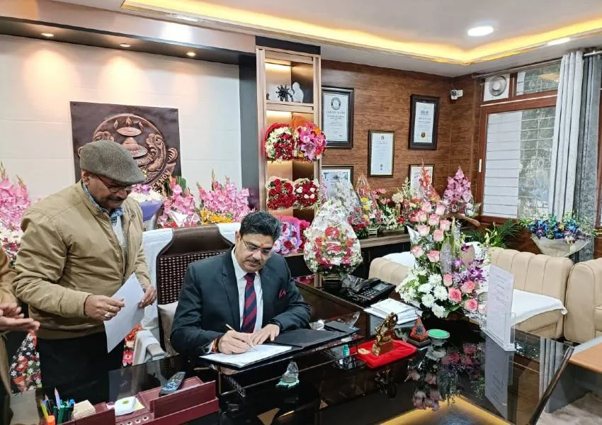 लविवि: प्रोफेसर आलोक राय ने दूसरी बार संभाला कुलपति का कार्यभार, शिक्षकों और प्रोफेसरों ने किया स्वागत