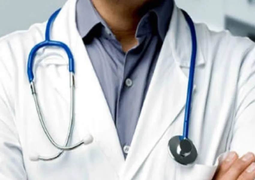 हरदोई: बाहर दर्द से तड़पती रही महिला, अंदर खर्राटे लेते रहे डॉक्टर! ....