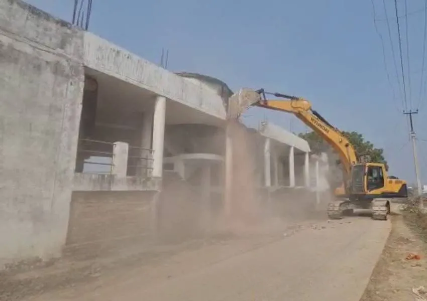 Barabanki News: सिंहला रेजीडेंसी पर चला बुलडोजर, कोर्ट के आदेश पर हुई कार्यवाही 