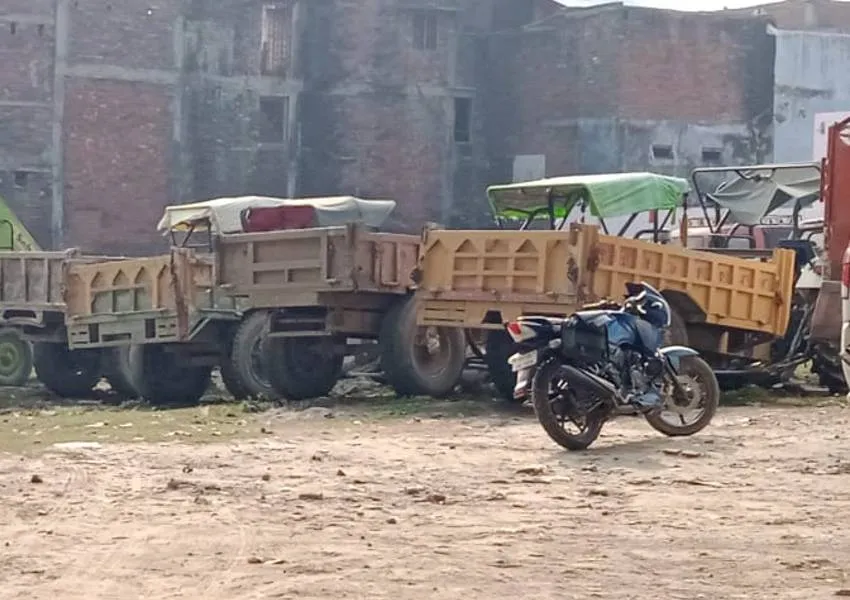 बहराइच के भीटा गांव में अवैध खनन में लगी पांच ट्रैक्टर-ट्रॉली सीज