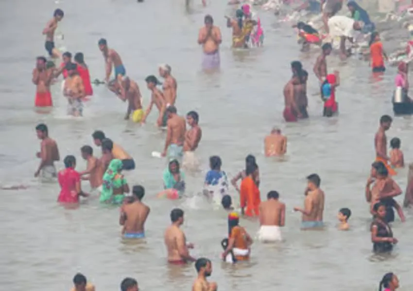 प्रयागराज: भीषण ठंड के बीच श्रद्धालुओं ने संगम में लगाई पुण्य की डुबकी, मास पर्यंत अनुष्ठान शुरू