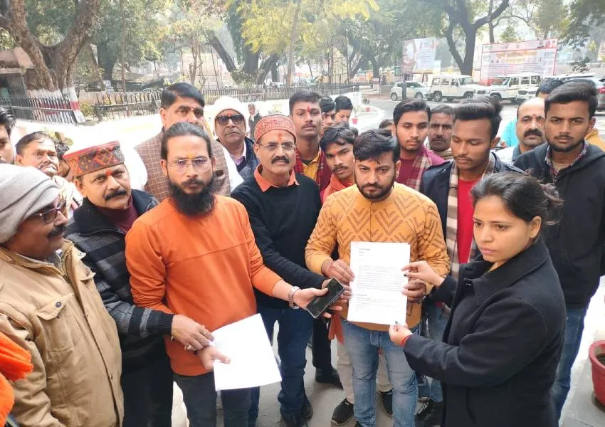 हिंदू संगठनों के सदस्यों की हत्या के विरोध में वीएचपी और बजरंग दल ने प्रदर्शन कर राष्ट्रपति को भेजा ज्ञापन