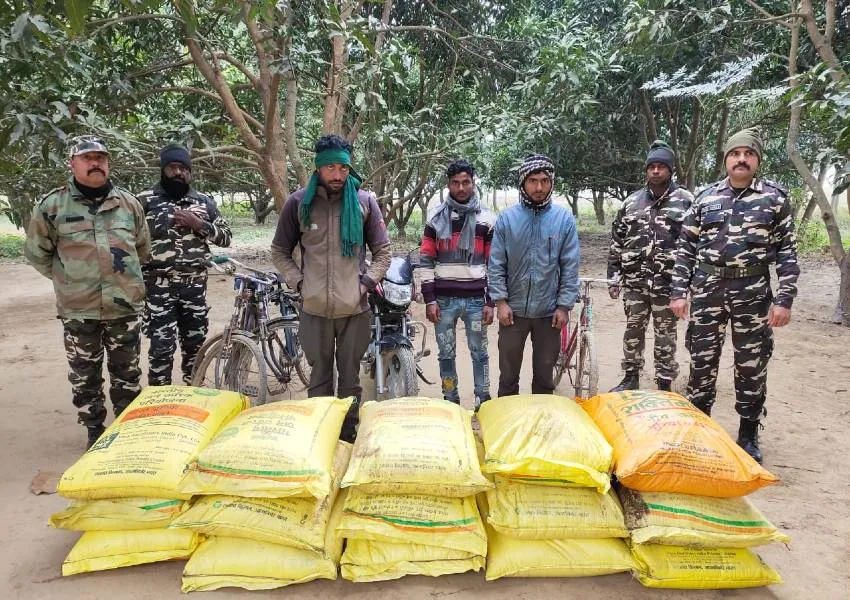 बहराइच: 15 बोरी खाद के साथ तीन तस्करों को एसएसबी ने पकड़, मुकदमा दर्ज